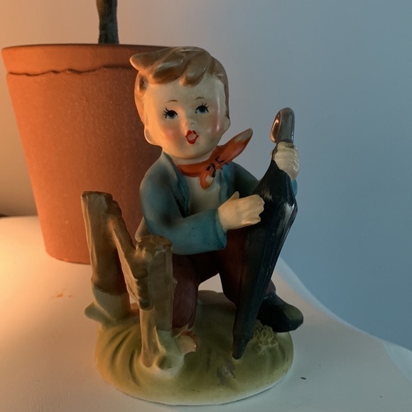 Erich Stauffer porcelain figurine S8517 Outing Boy with umbrella kneeling - Picture 2 of 6